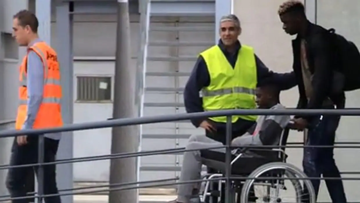 Ousmane Dembélé en silla de ruedas