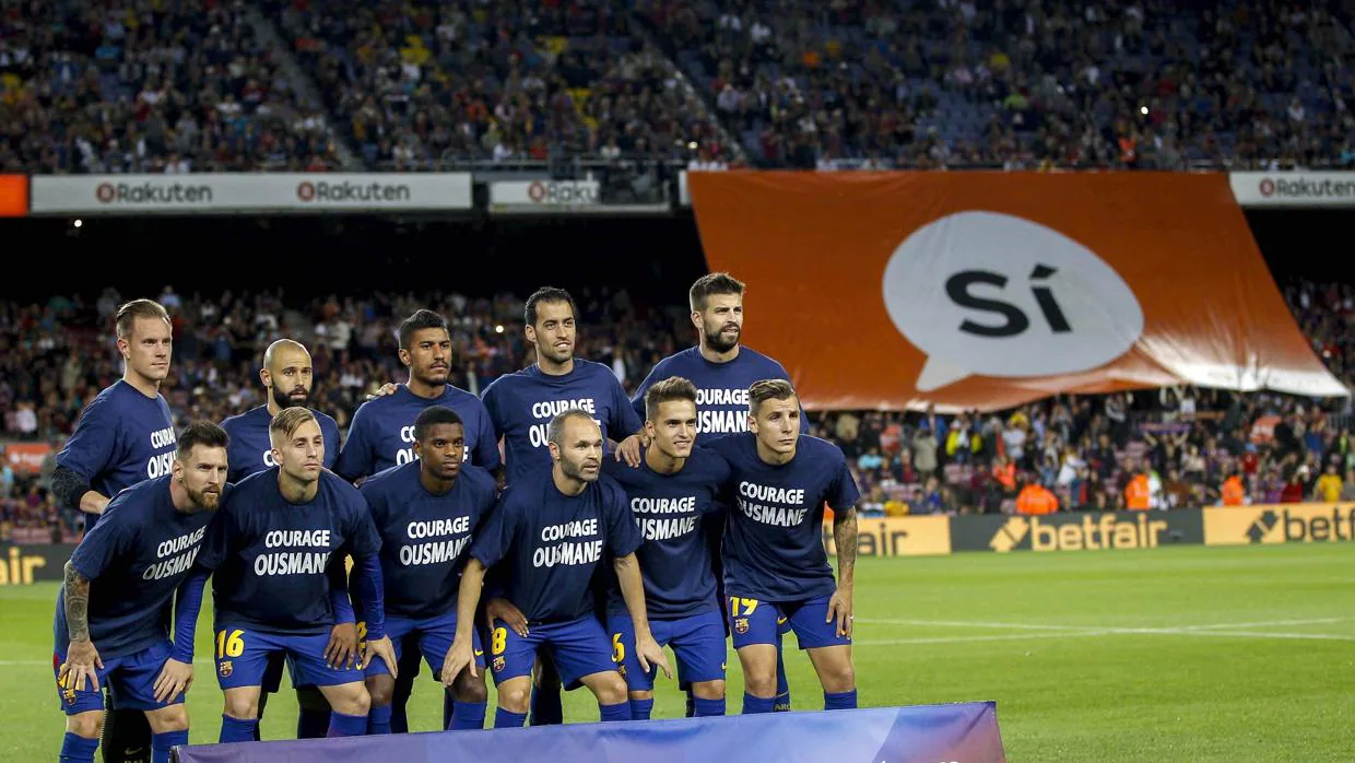 Los jugadores del Barcelona saltaron al campo con una camiseta de apoyo a Dembélé