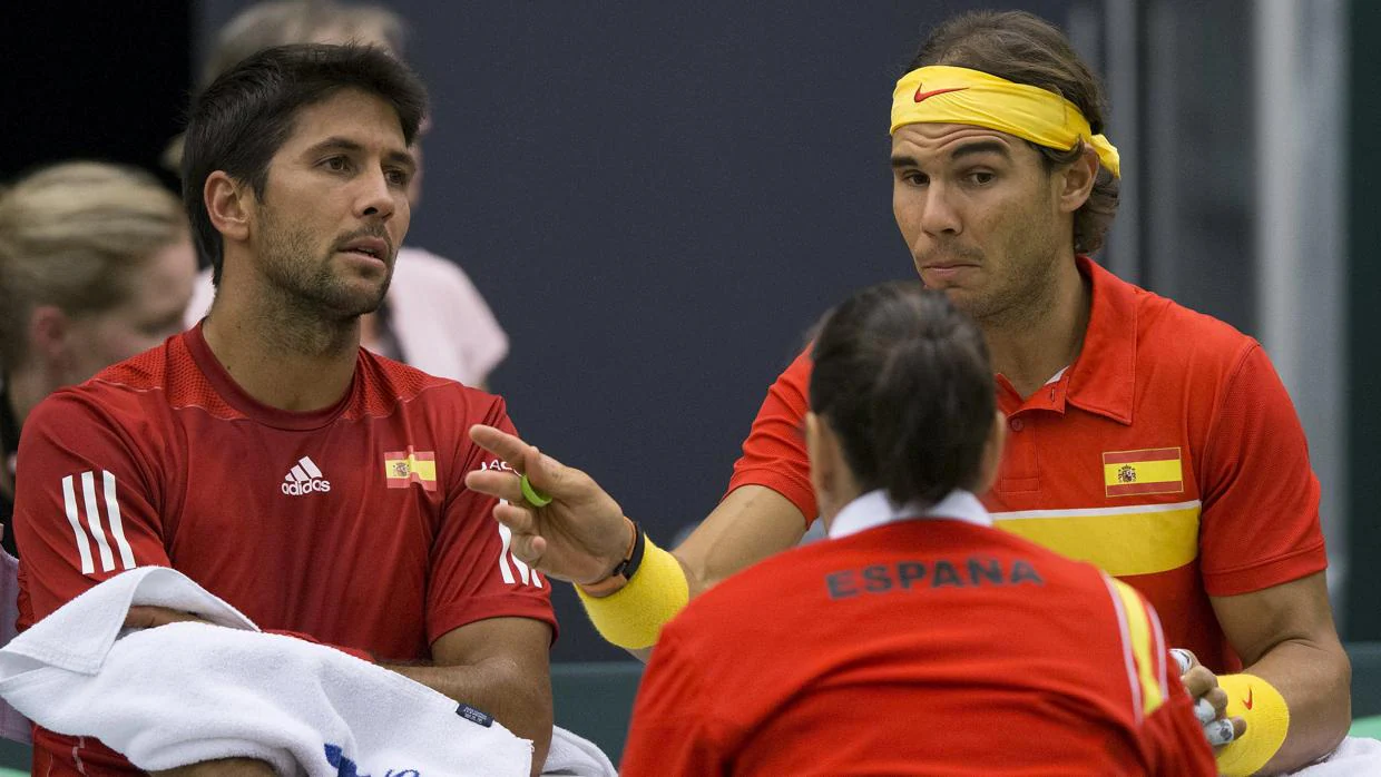 Verdasco y Nadal charlan con Conchita durante un encuentro de la Copa Davis