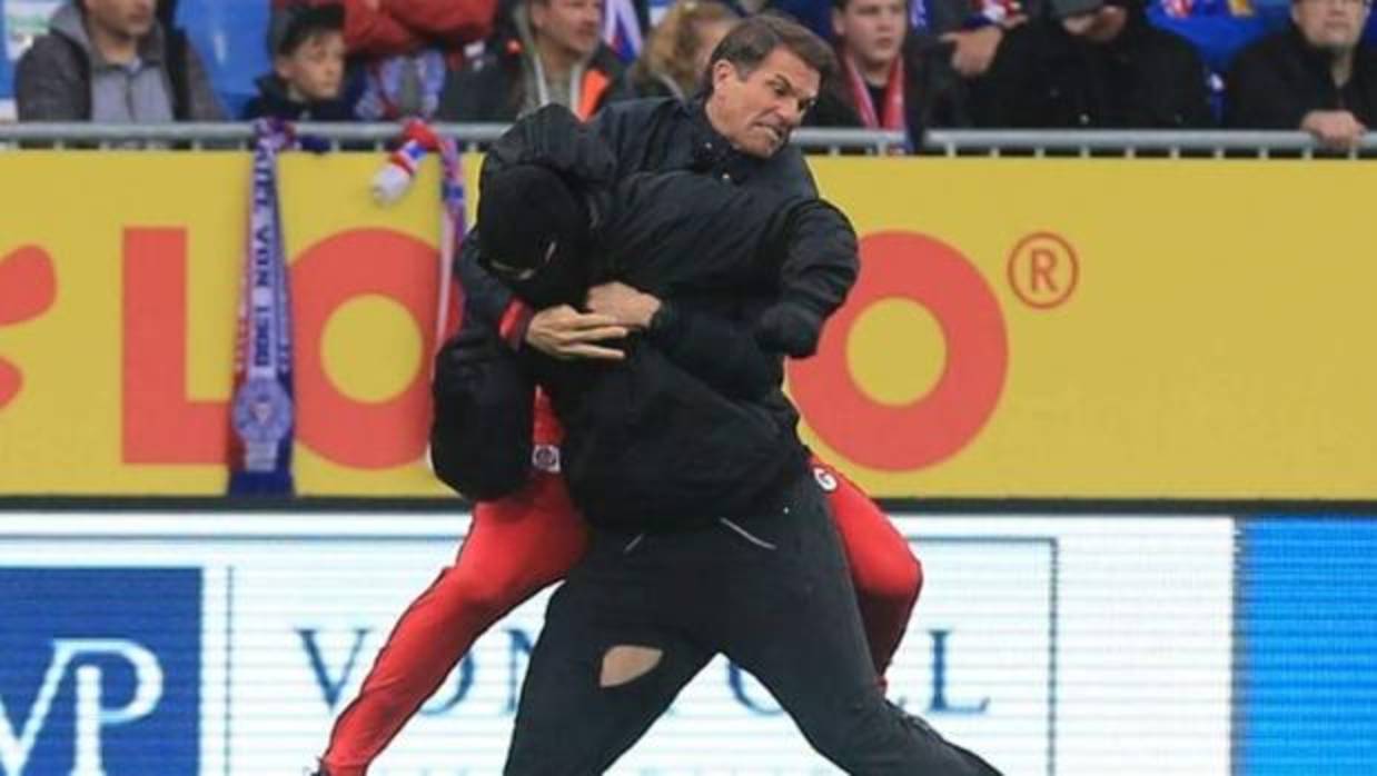 Jugadores del St.Pauli, a golpes con ultras rivales