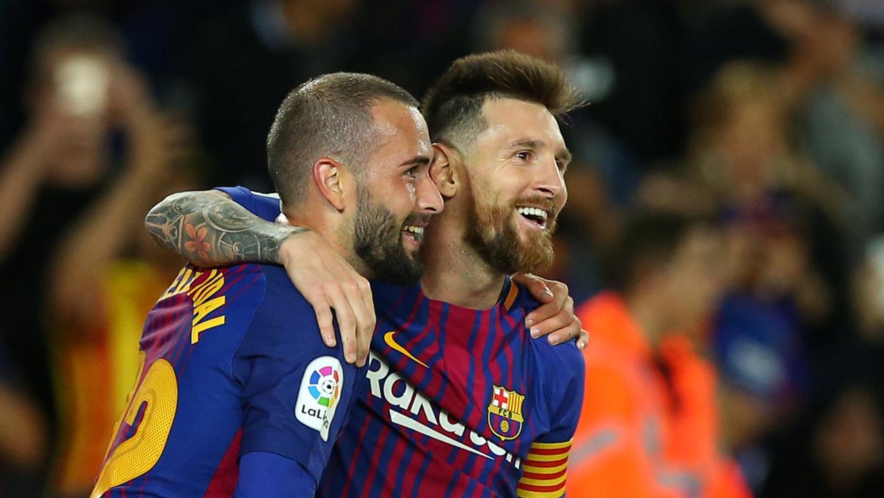Aleix Vidal y Messi celebran el gol del argentino tras la asistencia del catalán