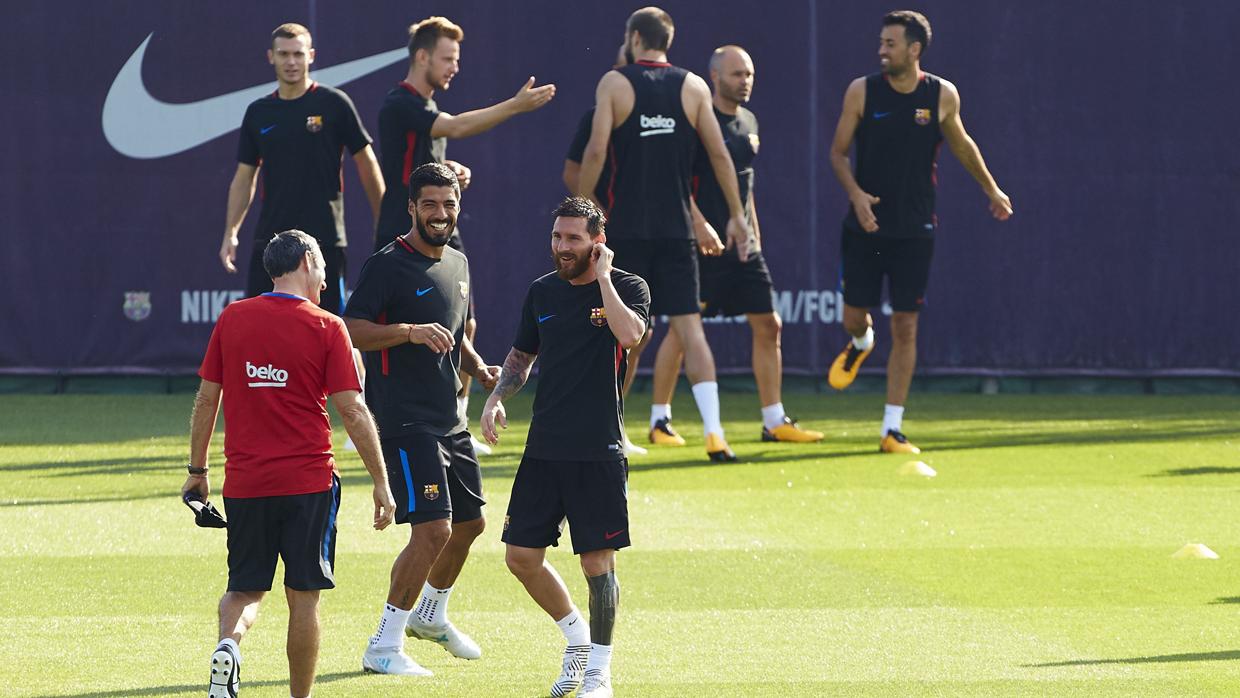 Valverde bromea con Messi y Suárez dutrante un entrenamiento