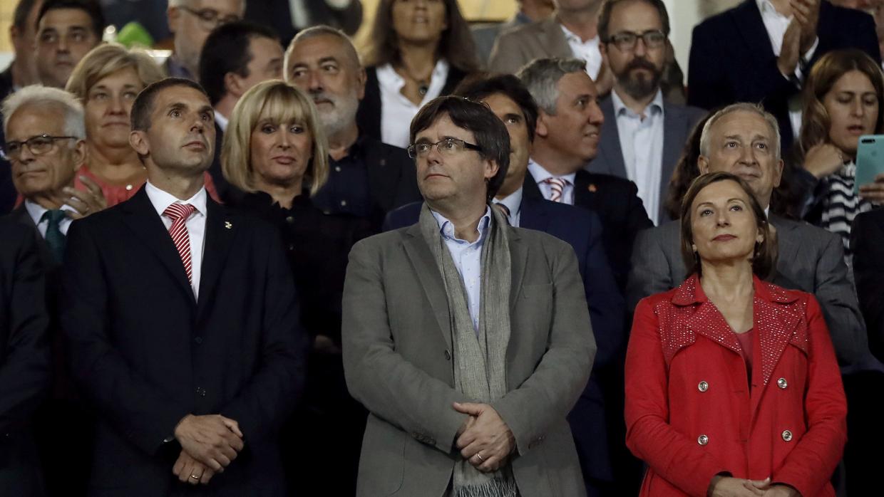 Carles Puigdemont entre Delfí Geli, presidente del Gerona, y Carme Forcadell