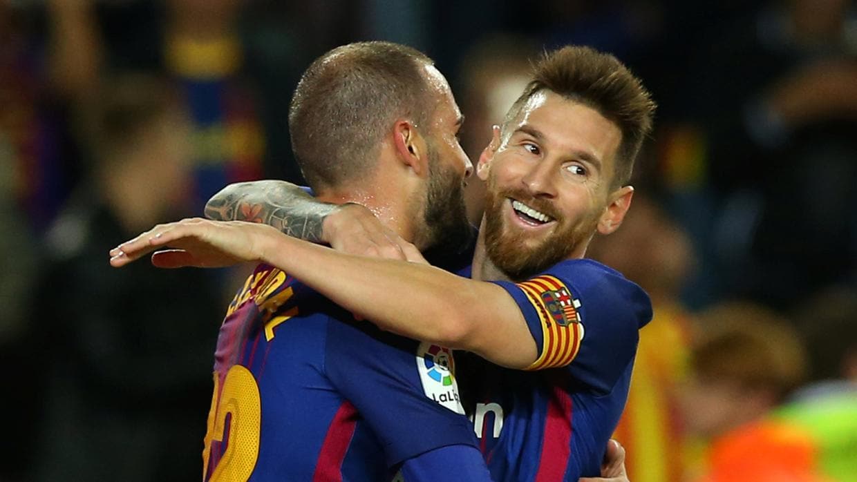 Aleix Vidal y Messi celebran uno de los goles que el Barcelona marcó ante el Eibar