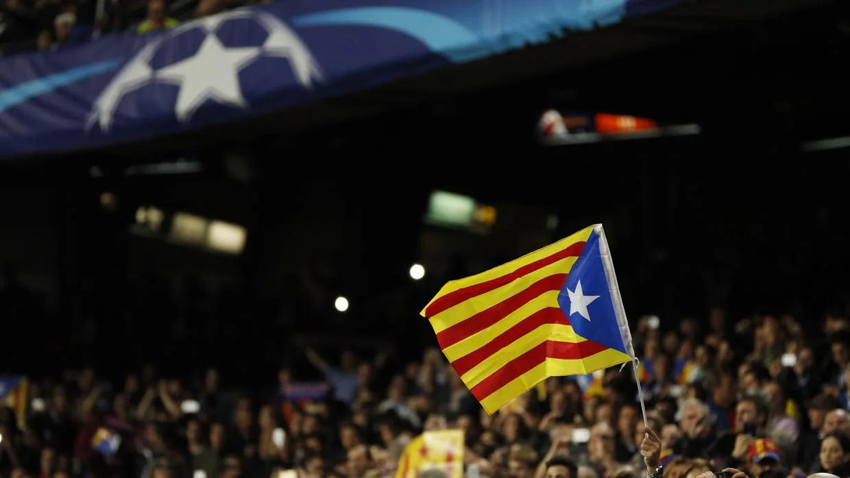 Seguidores del Barcelona con banderas esteladas en la última final de Copa