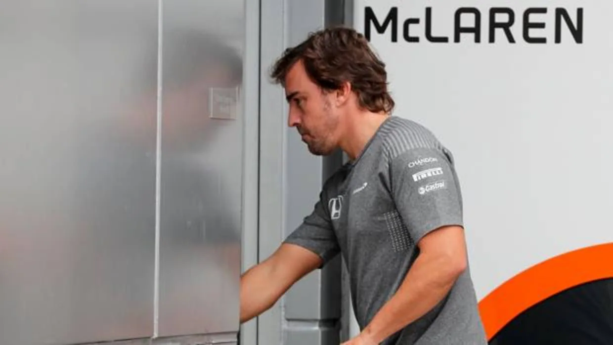 Alonso rompió la pared de su camerino de un puñetazo