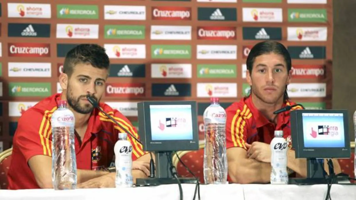 Gerard Piqué y Sergio Ramos, en 2010, en un rueda de prensa con la selección española