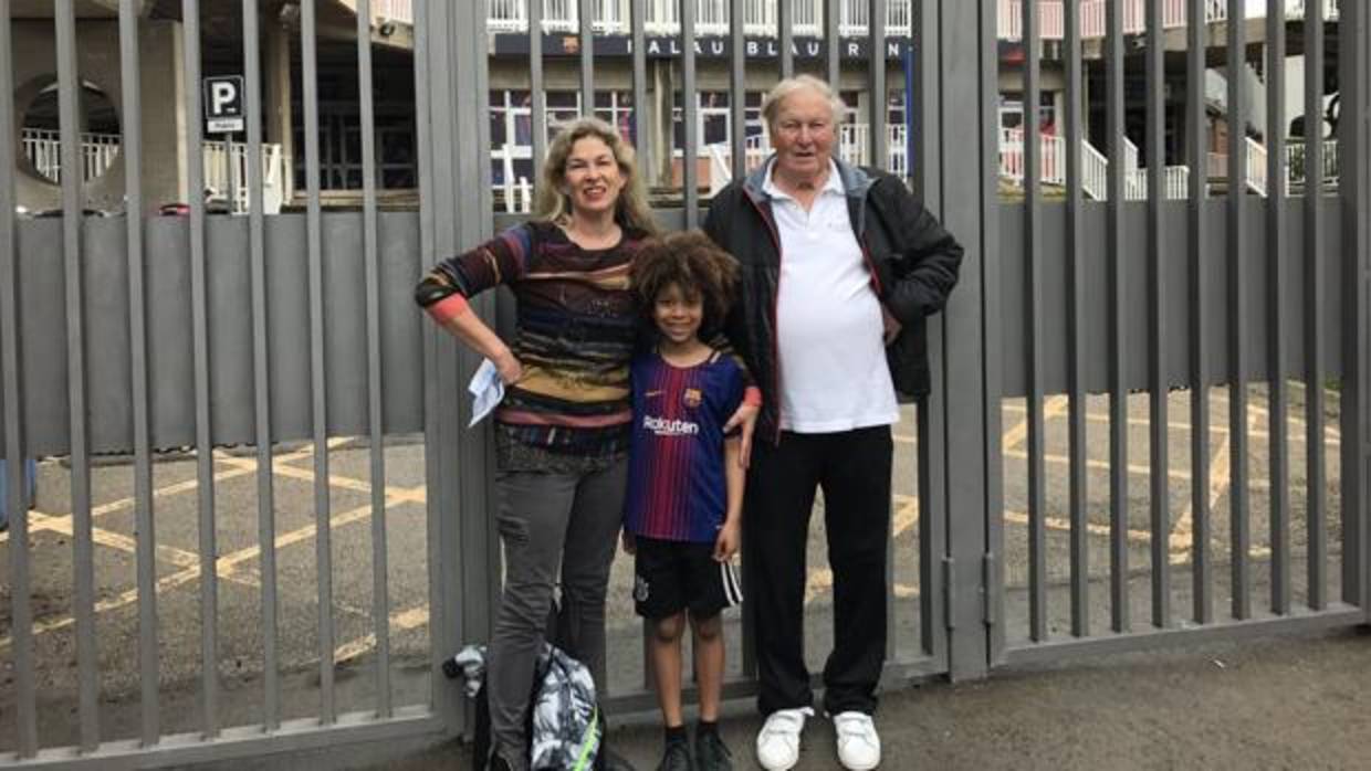 La familia Schnepf, en la puerta 11 del Camp Nou