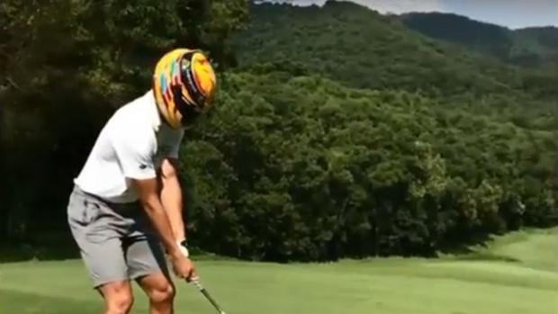 La disparatada idea de Curry de golpear con el casco de Hamilton