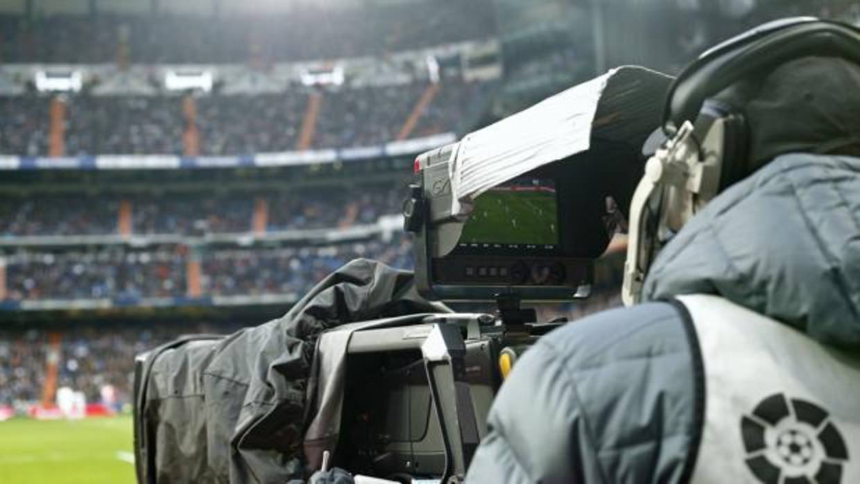 Cámara de televisión en el Santiago Bernabéu