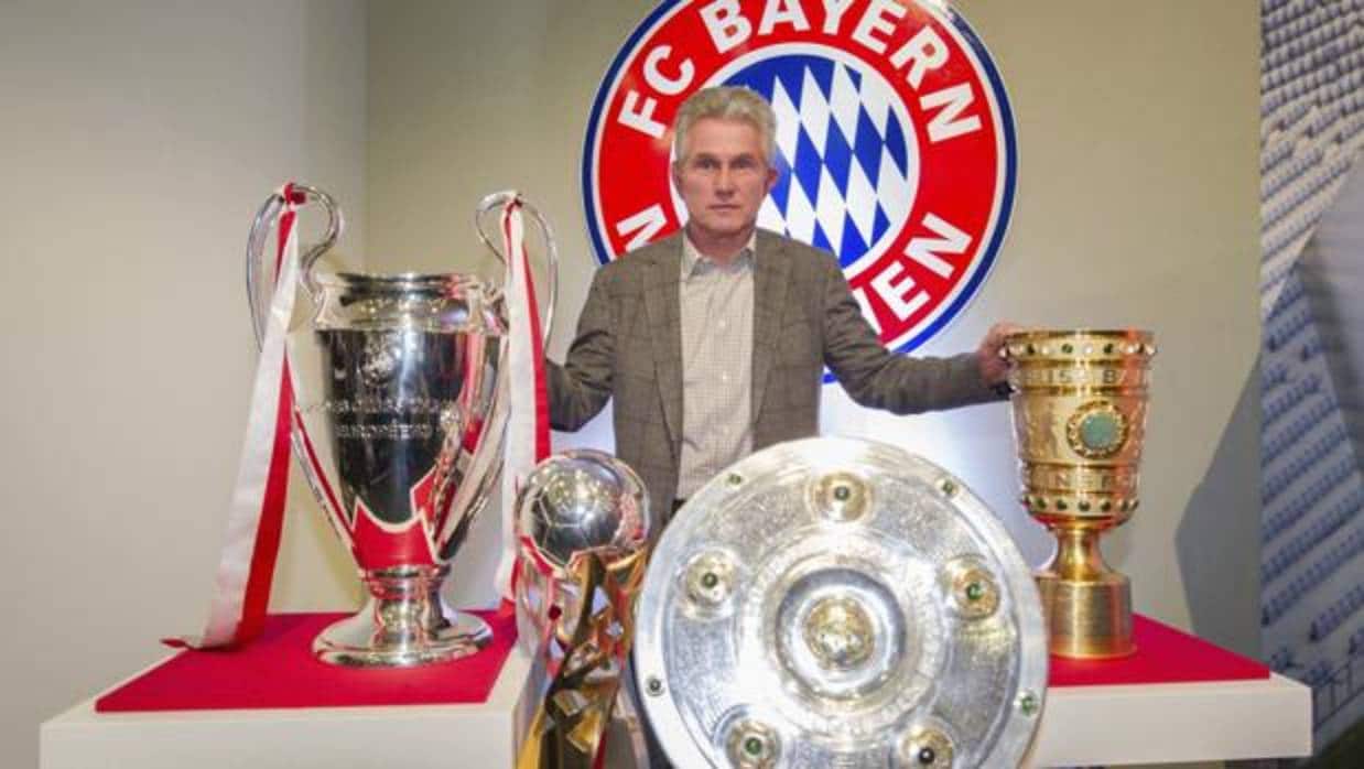 Jupp Heynckes, con algunos de los trofeos conquistados con el Bayern