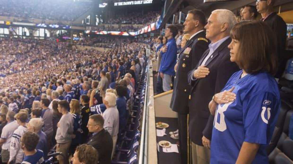 Mike Pence, junto a su mujer, durante la interpretación del himno en el Colts-49ers