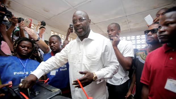 El exfutbolista George Weah gana las elecciones a la presidencia de Liberia