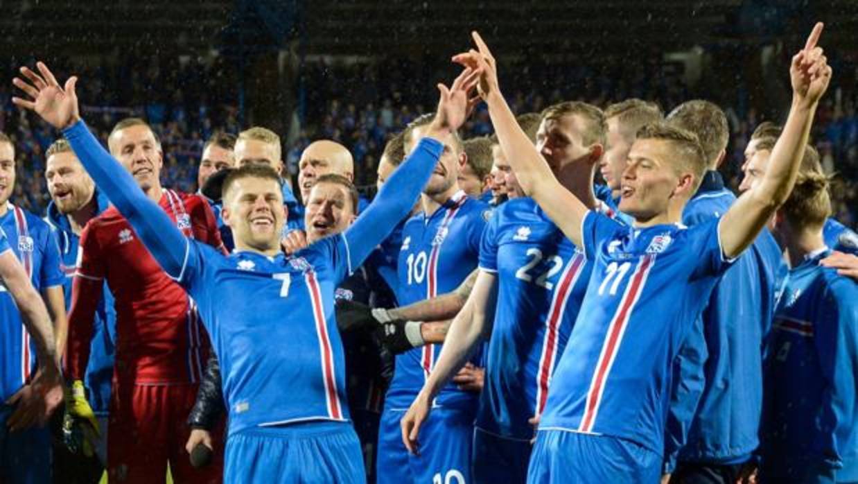 Los jugadores islandeses, tras certificar la clasificación para el Mundial de Rusia 2018
