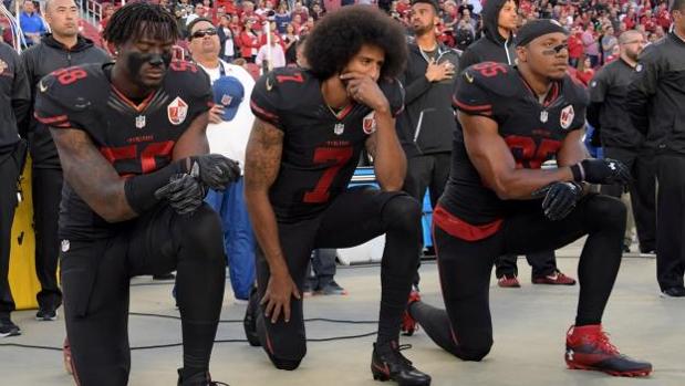 Kaepernick, el «apestado» de la NFL, pasa a la ofensiva