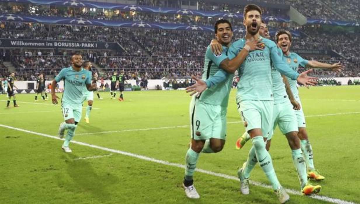 Sergi Roberto, Luis Suárez y Busquets celebran un gol de Piqué