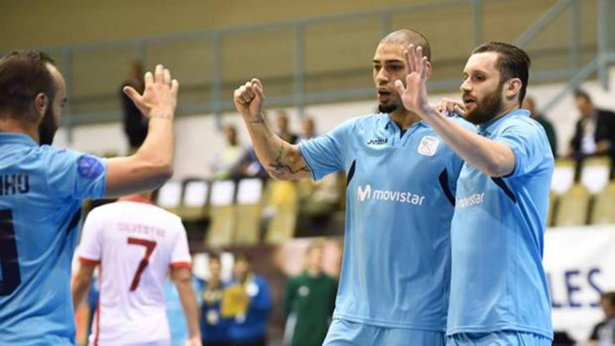 Ricardinho, Elisandro y Gadeia celebran un gol de Inter en la 'Main Round'