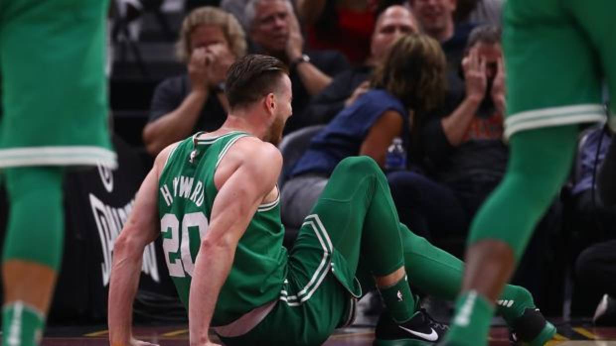 El alero de los Celtics se ha fracturado el tobillo tras una mala entrada a canasta