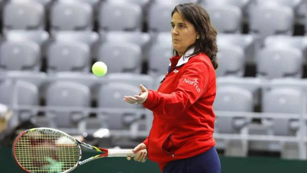 Conchita Martínez, durante un entrenamietno de Copa Davis