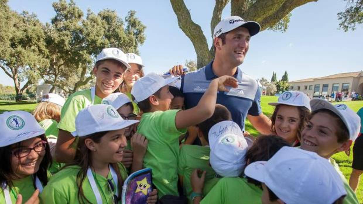 Jon Rahm recibió encantado a jóvenes aficionados que le idolatran