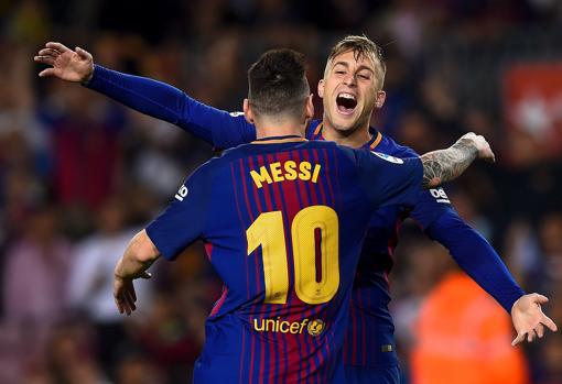 Gerard Deulofeu celebra su gol con Messi