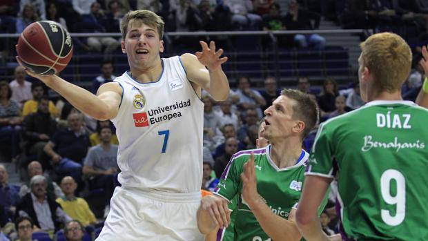 El genial «caño» de Doncic que da la vuelta al mundo