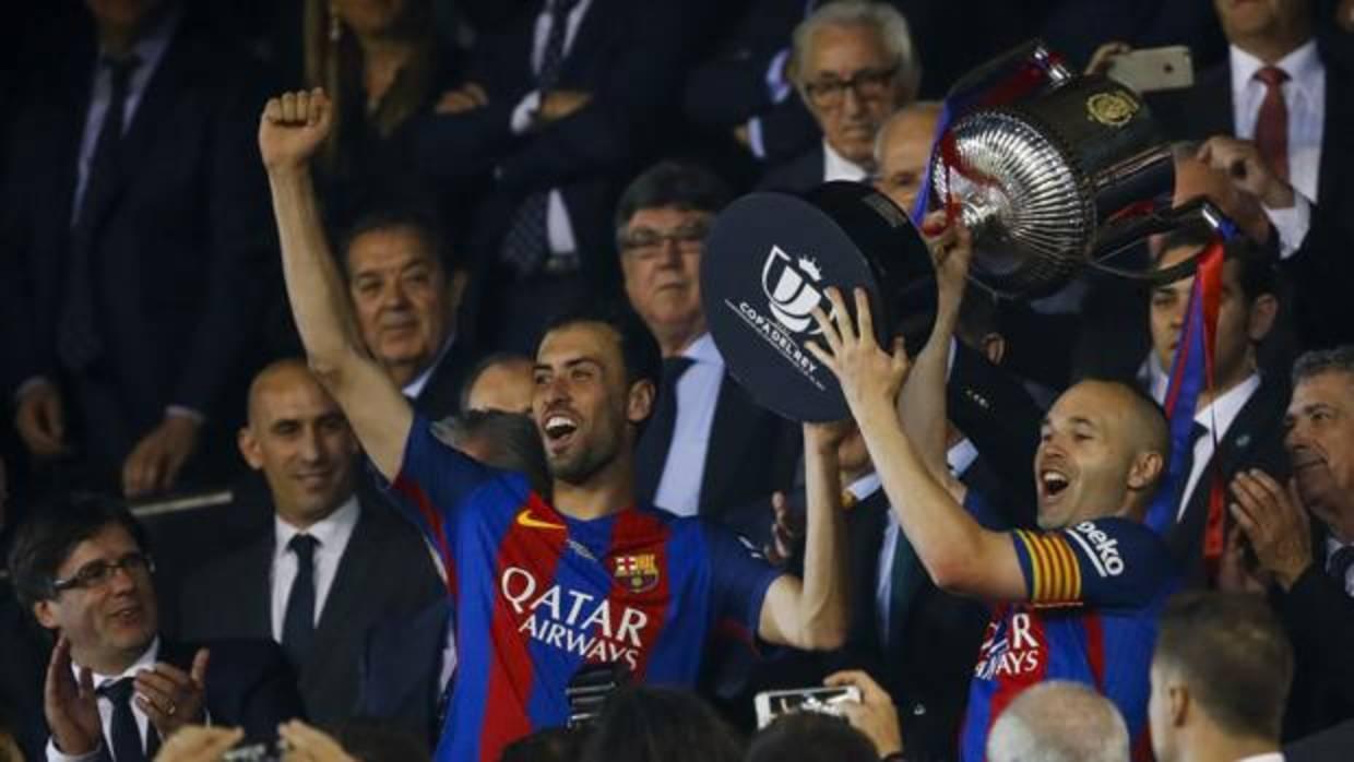 Iniesta y Busquets levantan la Copa del Rey conquistada la pasada temporada