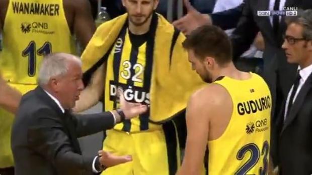 Terrorífica bronca de Obradovic a Guduric por meter un triple