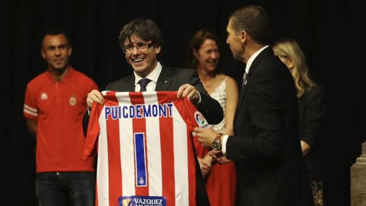 Carles Puigdemont recibe una camiseta personalizada del Gerona de manos de Delfí Geli