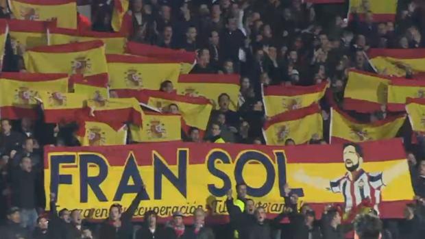 El emocionante homenaje de la grada del Willem II a Fran Sol