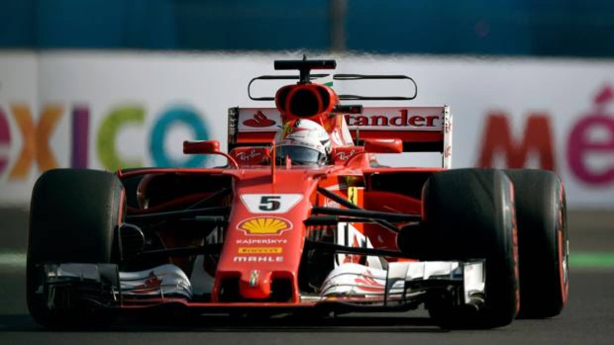 Vettel deja sin pole a Verstappen en el último suspiro