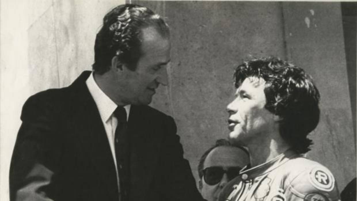 Ángel Nieto, con el Rey Juan Carlos, en la celebración del título de 1982