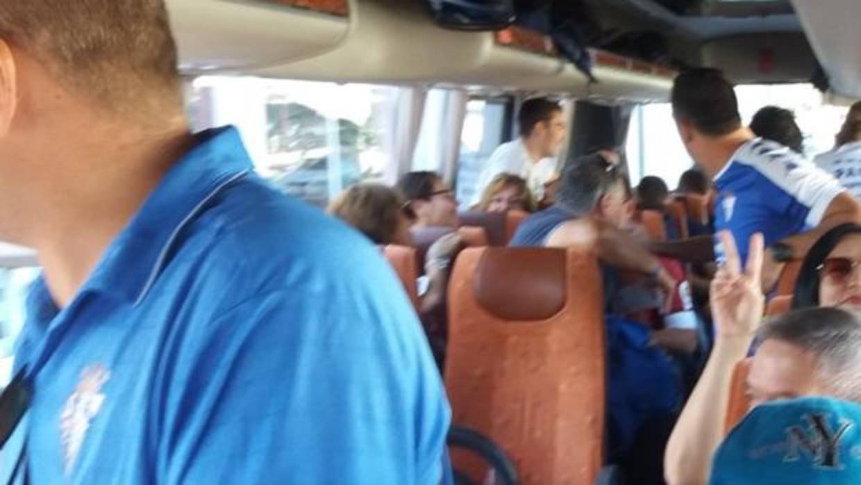 El autobús en el que viajaban este domingo los aficionados del San Fernando