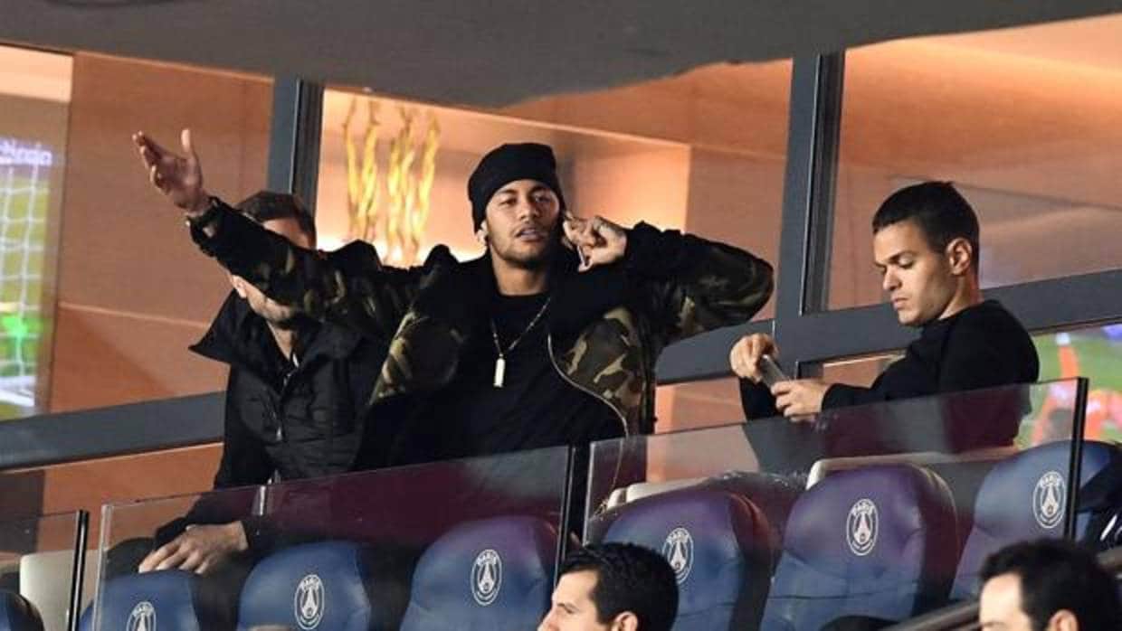 Neymar, sancionado, en el palco del Parque de los Príncipes
