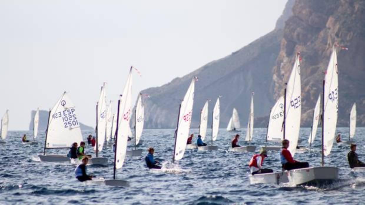 Más de 200 velas llenan la bahía de Altea en el Open Clase Optimist