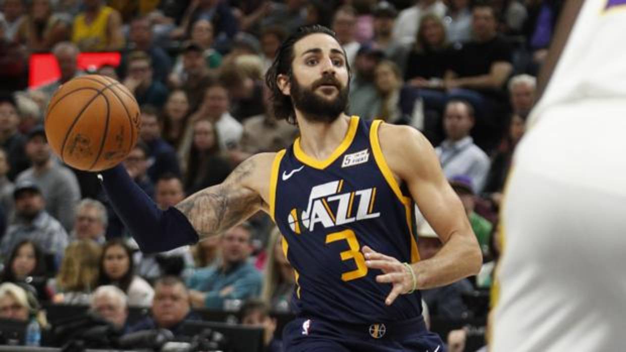 Ricky Rubio asiste durante un partido de los Jazz