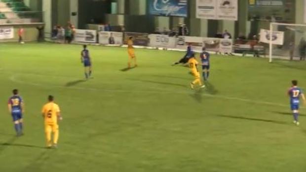 El árbitro pita el final con el balón metiéndose en la portería