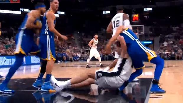 La caída de Pau Gasol que casi le rompe la pierna a Stephen Curry