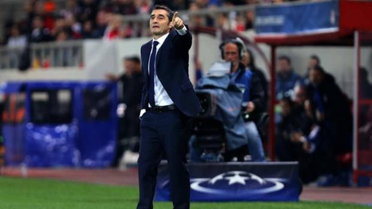 Ernesto Valverde da instrucciones durante el último partidode Champions