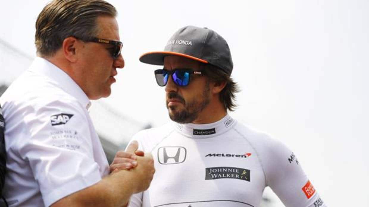 Fernando Alonso, junto a Zak Brown, en el Autódromo Hermanos Rodríguez