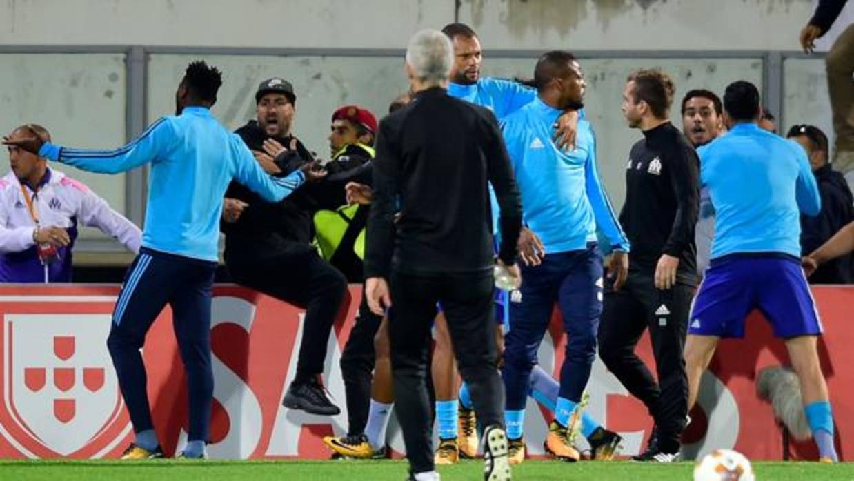 El Marsella despide a Evra tras ser suspendido por la UEFA