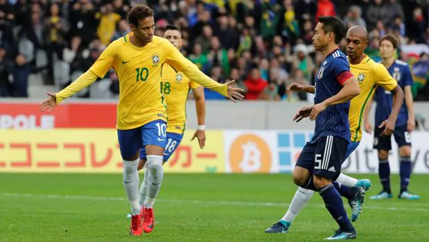 Neymar celebra el primer gol de Brasil ante Japón