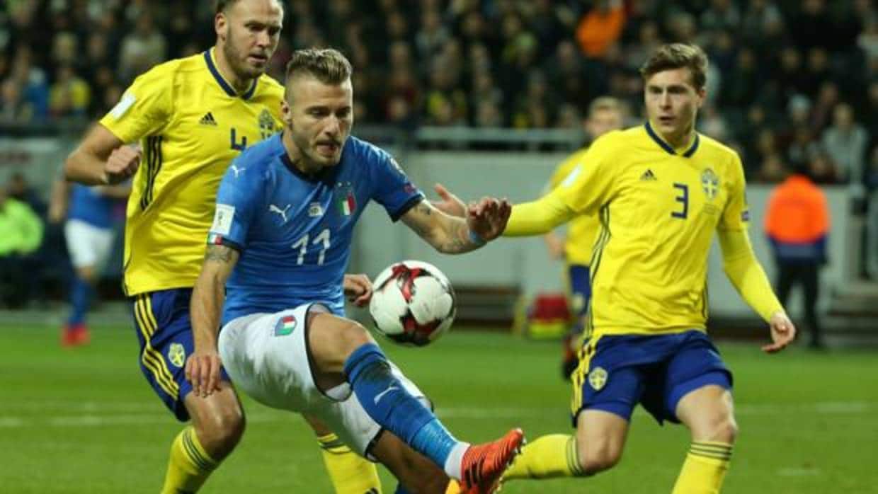 Buffon se lamenta en el partido entre Italia y Suecia