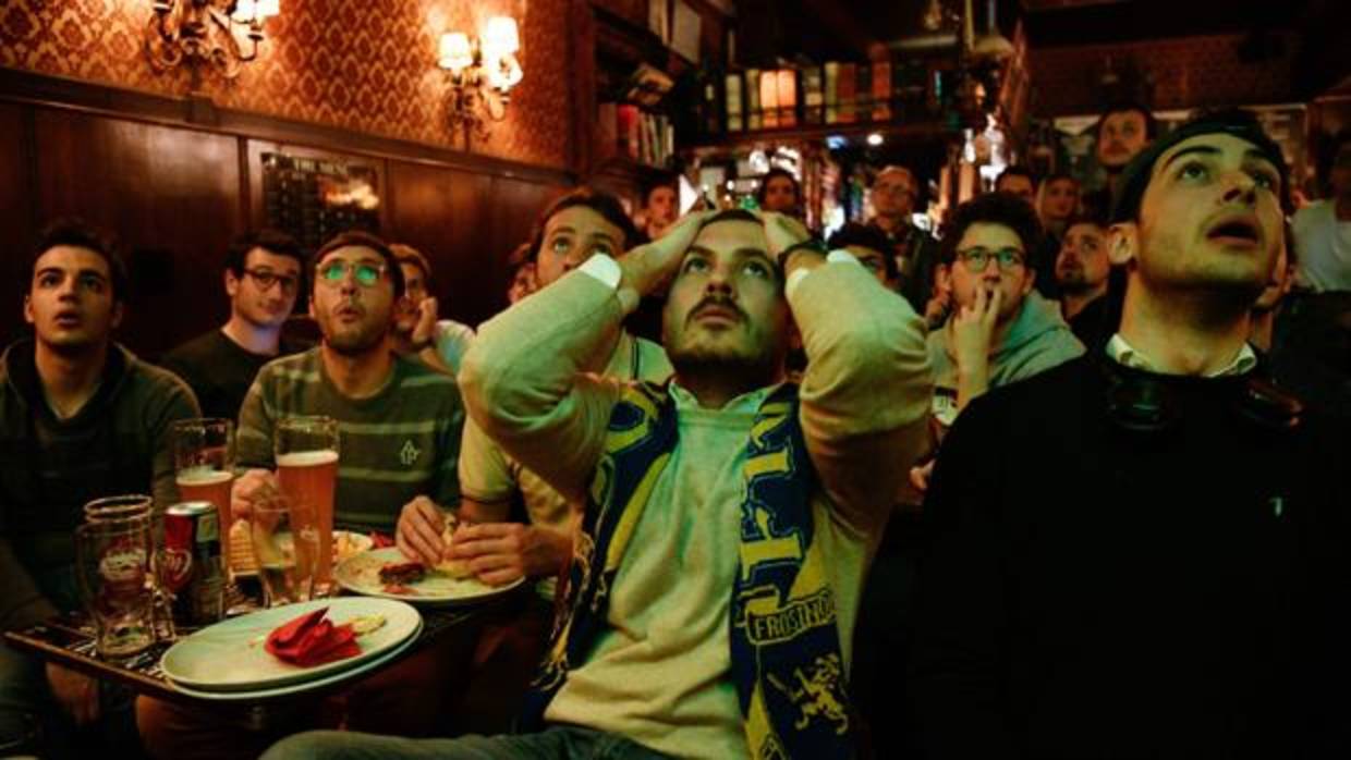 Aficionados se lamentan en un bar de Italia de la eliminación de su selección del Mundial de Rusia 2018