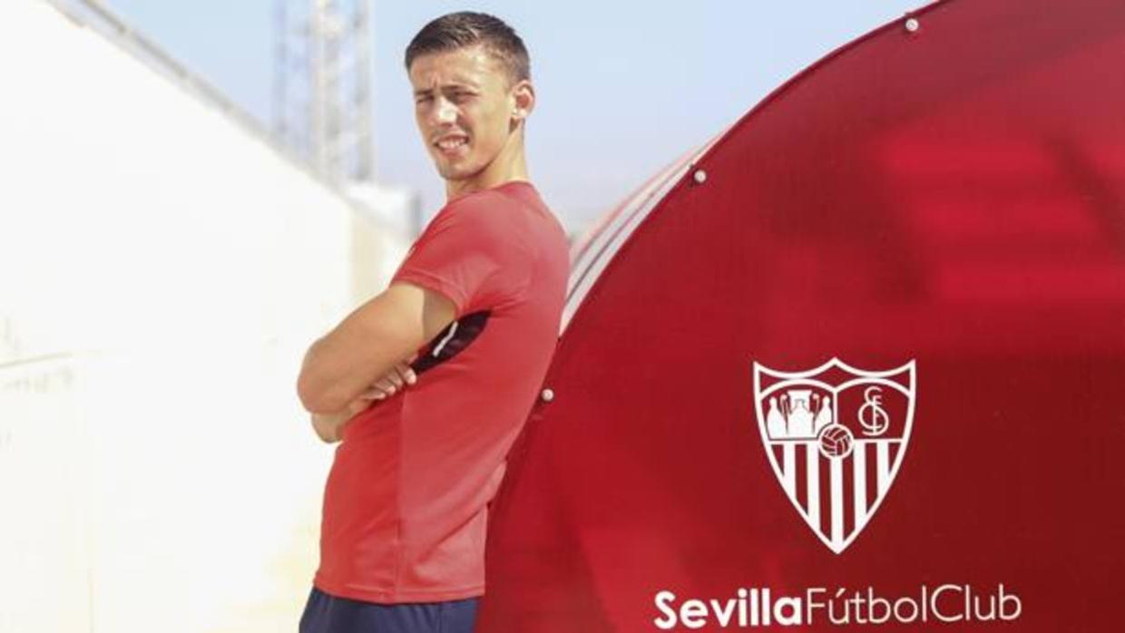 Lenglet posa junto al escudo del Sevilla