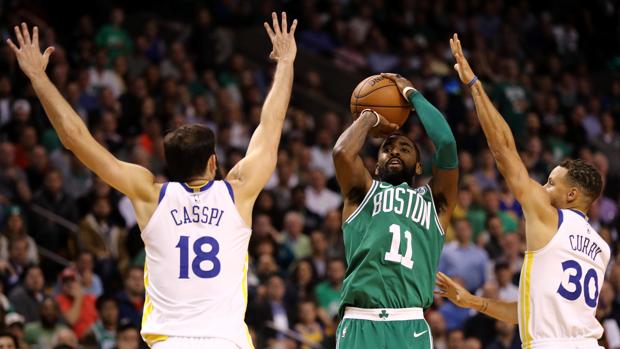 Irving se quita la máscara para liderar la remontada de los Celtics