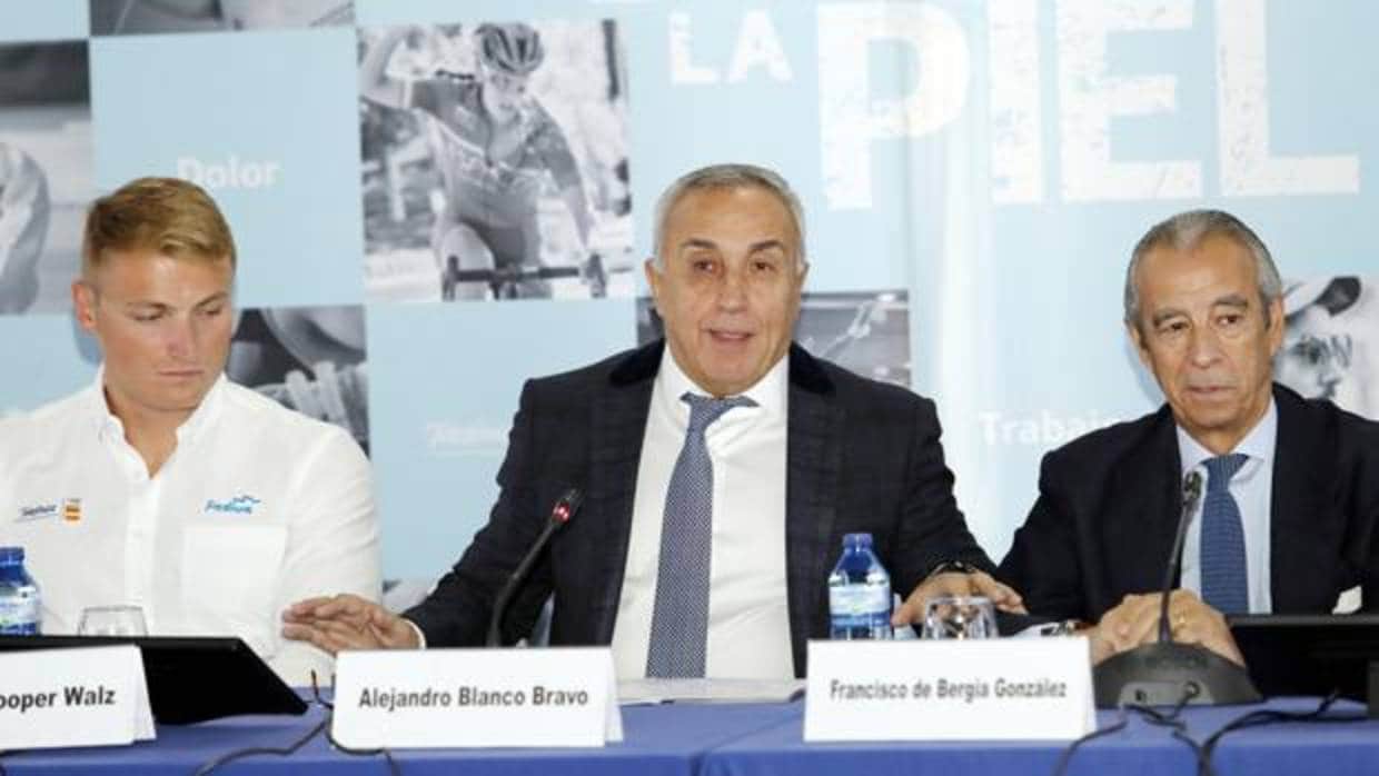 Marcus Walz, Alejandro Blanco, presidente del COE, y Francisco de Bergia, representante de Telefónica
