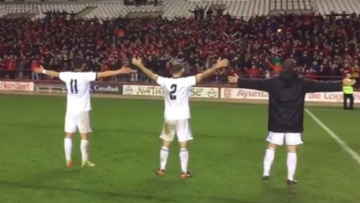 Los jugadores del Mirandés celebrando el triunfo sobre el césped de Las Gaunas