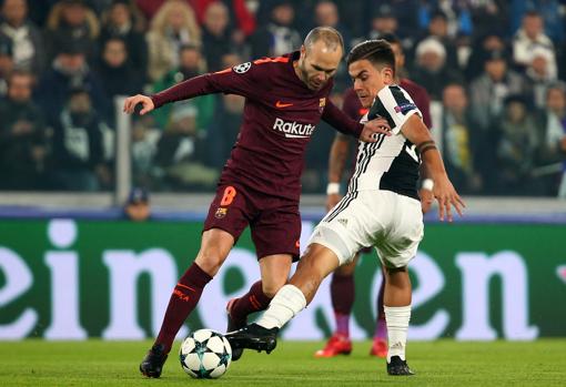 Iniesta durante una jugada del partido