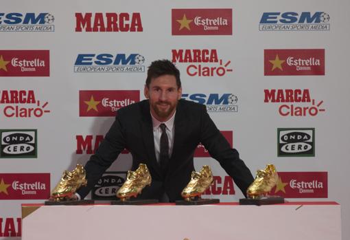 Messi posa con las cuatro Botas de Oro que ha ganado hasta el momento